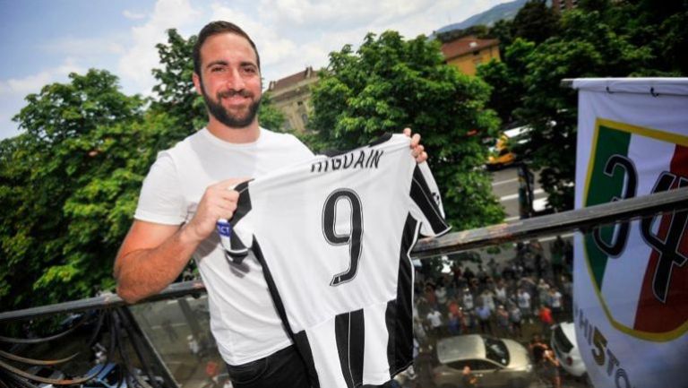 Gonzalo Higuaín presume la casaca '9' de la Juventus