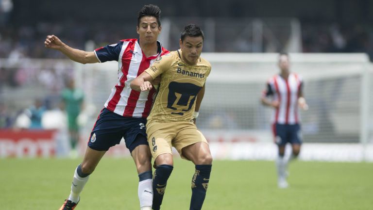 Barrera cubre el balón en juego contra Chivas