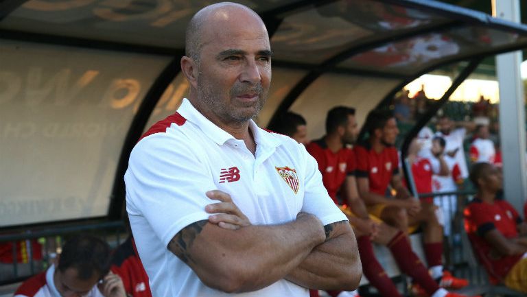 Sampaoli observa partido del Sevilla desde el banquillo