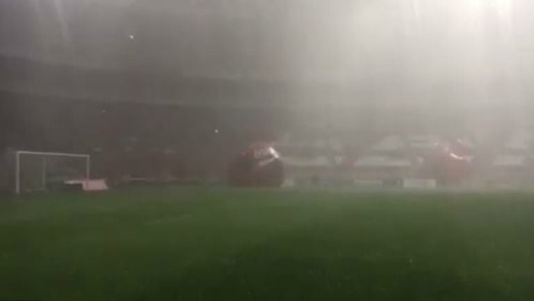 La lluvia cae con intensidad en el estadio Jalisco