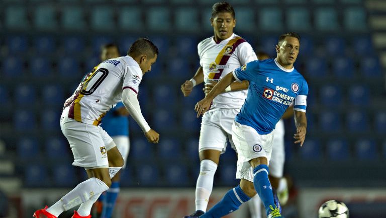 Chaco conduce el balón en partido contra Coras