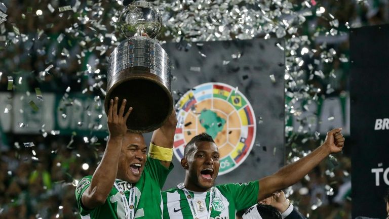Los jugadores del Atético Nacional cargan el trofeo de la Copa Libertadores