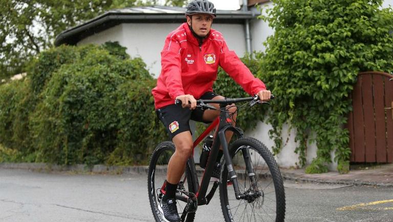 Javier Hernández recorre las calles en bicicleta