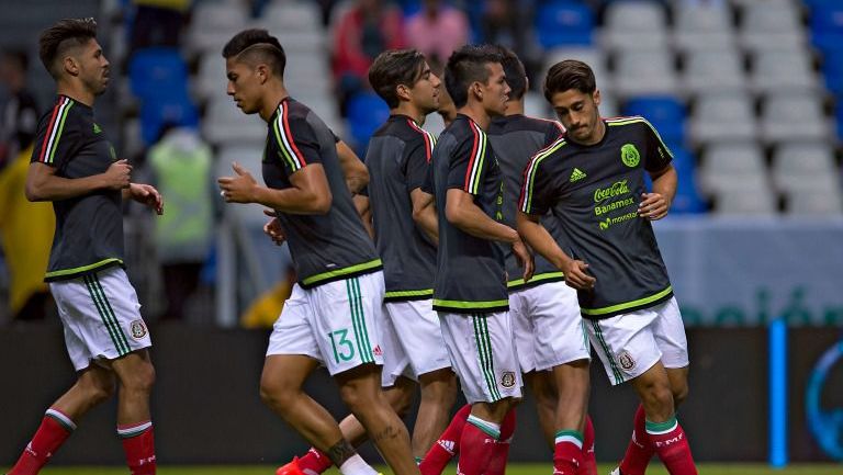 Jugadores mexicanos calientan previo al partido contra Argentina