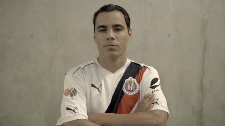 Bravo posa en el promocional de las Chivas