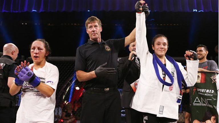 Alexa Grasso levanta la mano tras la victoria en Invicta