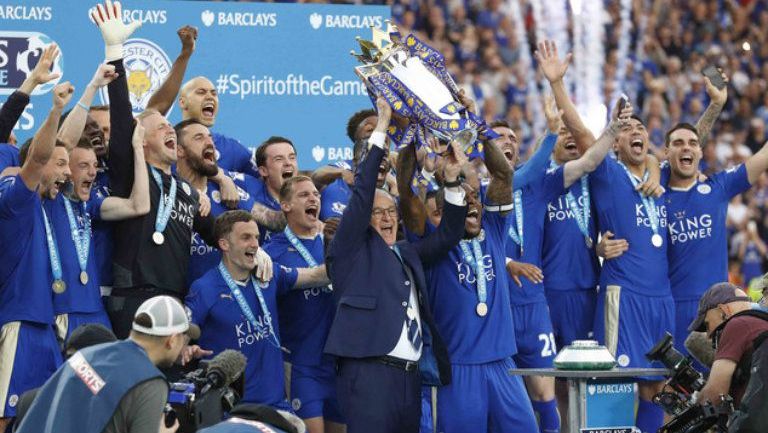 Jugadores y entrenador del Leicester levantan el título de Premier League