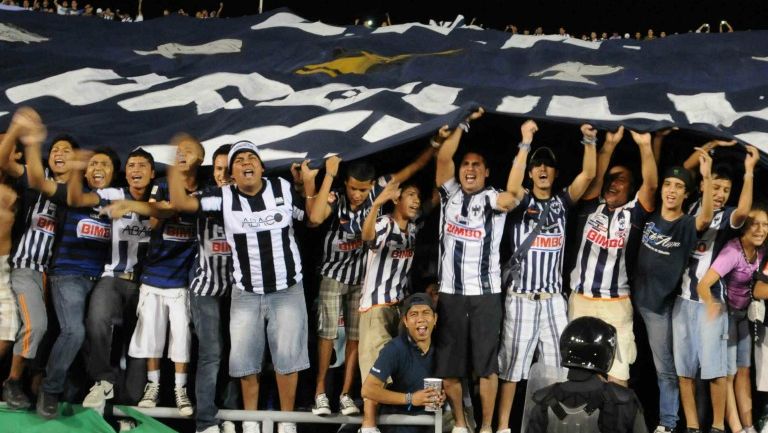 Aficionados de Rayados apoyan a su equipo en un partido