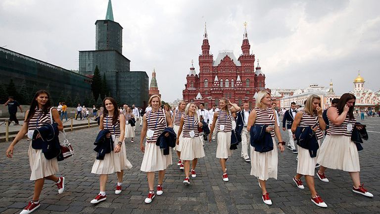 Miembros del equipo olímpico de Rusia presentes en una ceremonia en la Plaza Roja