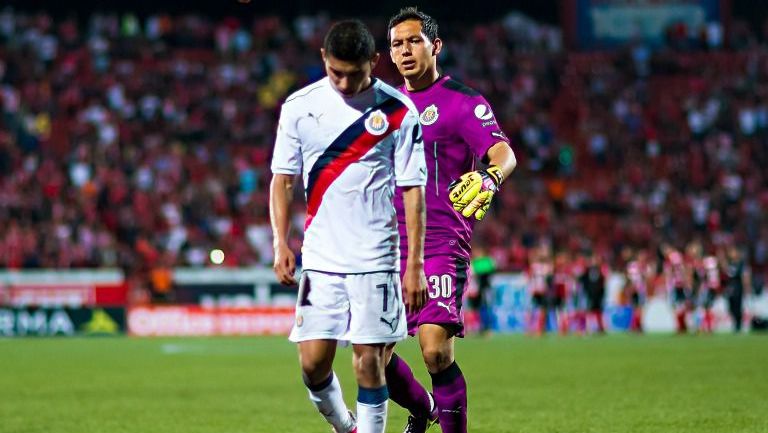 Orbelín Pineda y Cota se lamentan un partido de Chivas