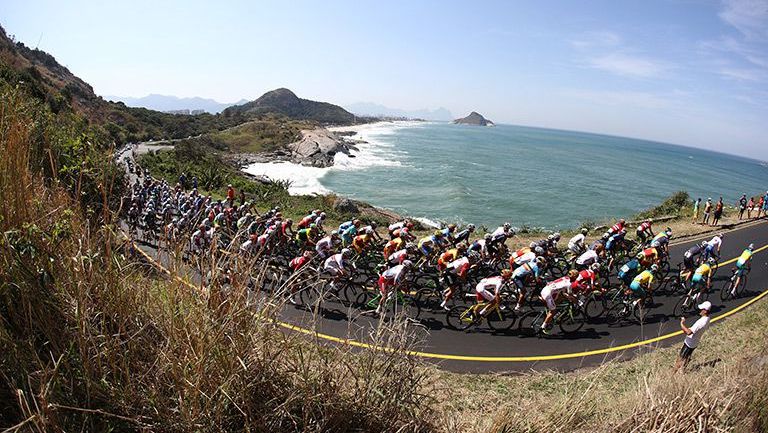 El pelotón de ciclistas, durante la prueba en los Olímpicos de Río