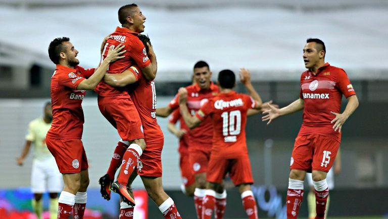 Toluca festeja su gol contra el América 