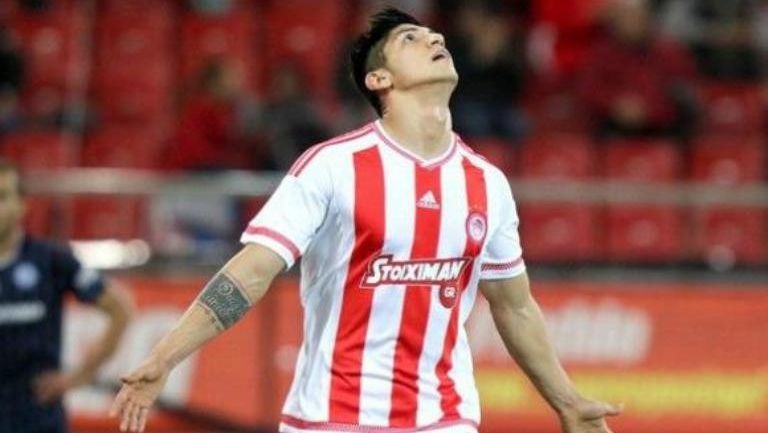 Alan Pulido, en un encuentro con Olympiacos en Grecia