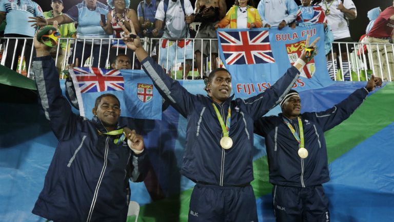 Selección de rugby de Fiji festeja medalla de Oro