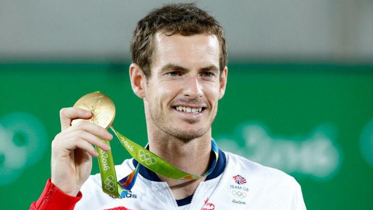 Andy Murray muestra su medalla de oro en tenis individual en Río 2016