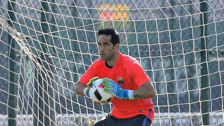 Claudio Bravo durante un entrenamiento con el Barcelona