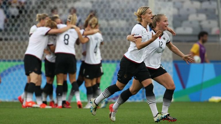 Saskia Bartusiak y Tabea Kemmer celebran el segundo gol de Alemania
