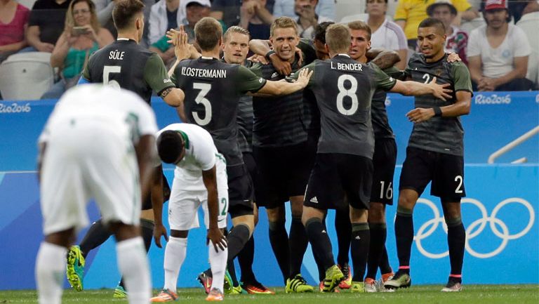 Alemania celebra el gol de Nils Petersen  