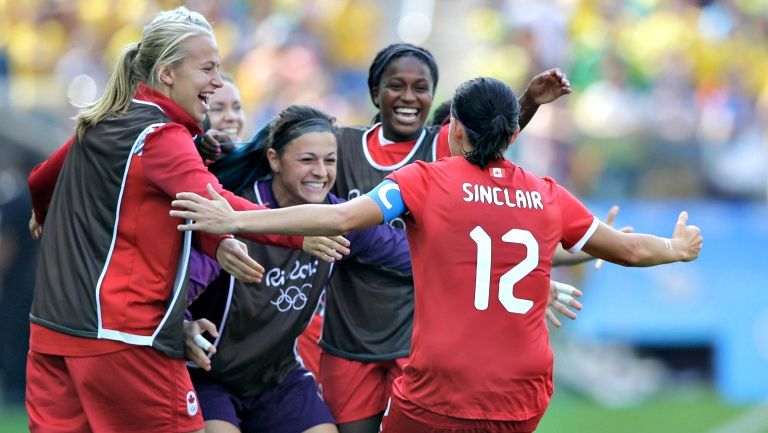 Canadá festeja gol contra Brasil en Río 2016