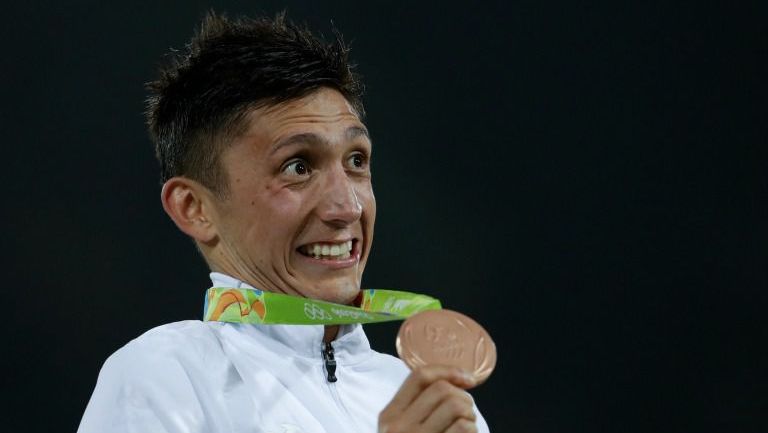 Ismael Hernández posa con su medalla de bronce obtenida en Río 2016