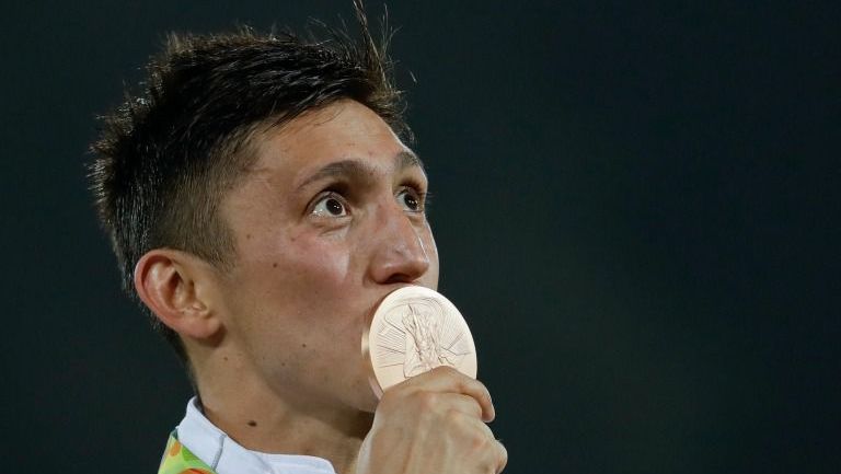 El pentatleta mexicano, Ismael Hernández, besa la medalla de Bronce