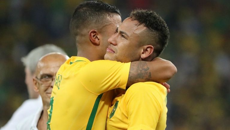 Neymar celebra con Rafael después de vencer a Alemania en la serie de tiros penales