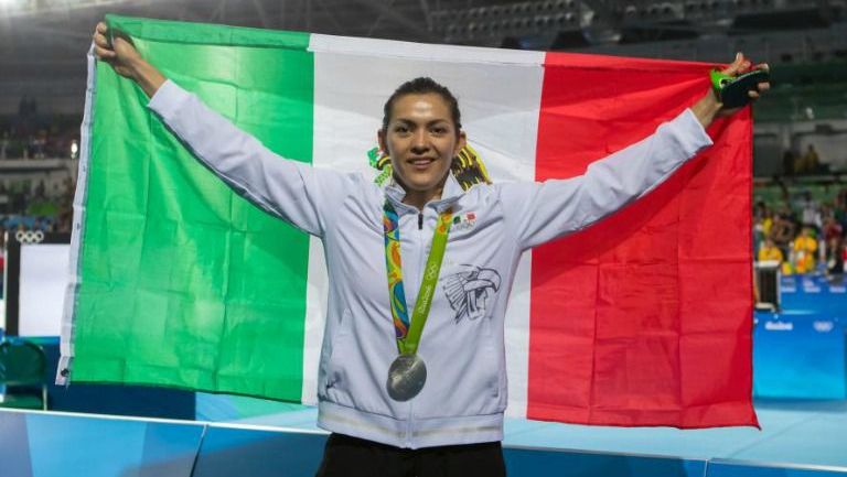 María del Rosario Espinoza posa con la medalla y la bandera mexicana
