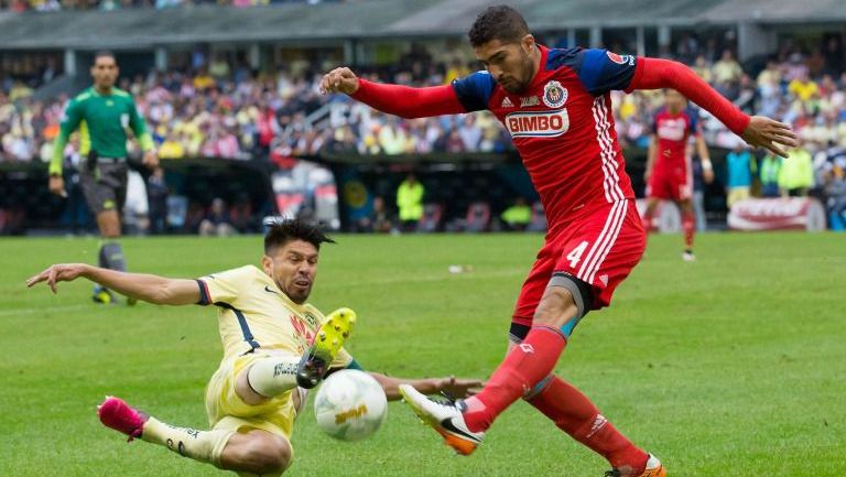 Oribe y Pereira pelean un balón durante el Clásico Nacional