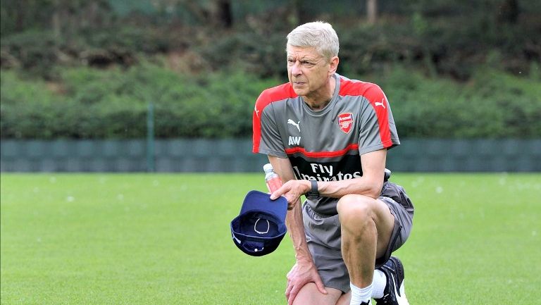 Arsene Wegner durante un entrenamiento con el Arsenal
