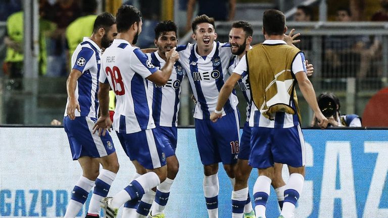 Los mexicanos del Porto festejan la victoria contra La Roma 