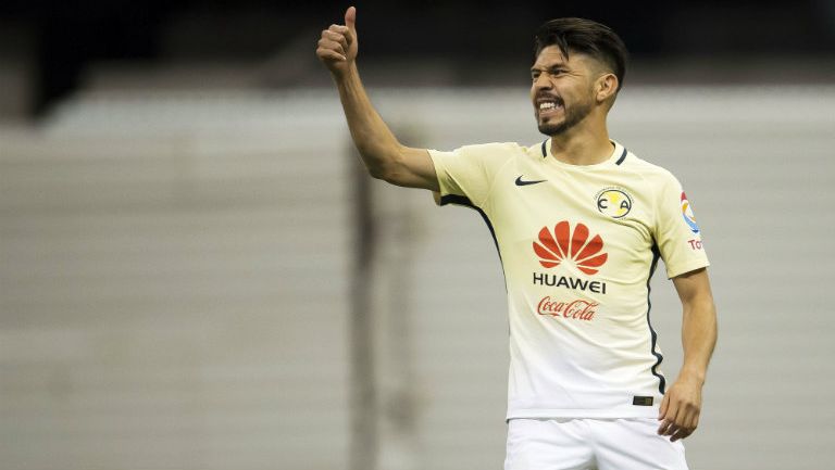 Oribe Peralta hace seña de aprobación en juego de América