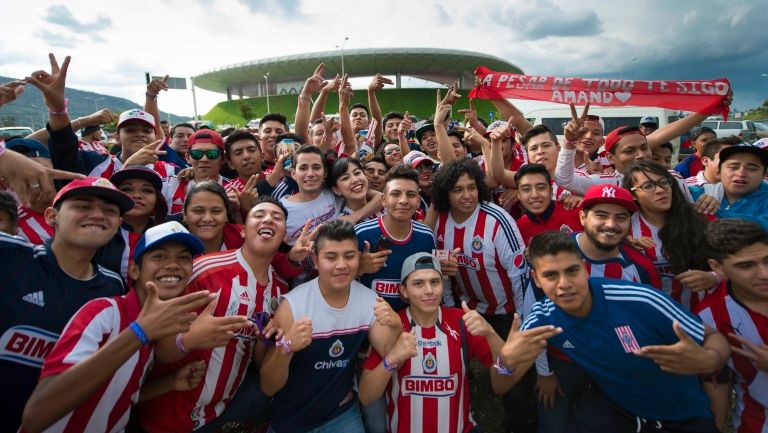 Aficionados de Chivas, afuera de su estadio