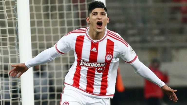 Alan Pulido celebra un gol con el Olympiacos