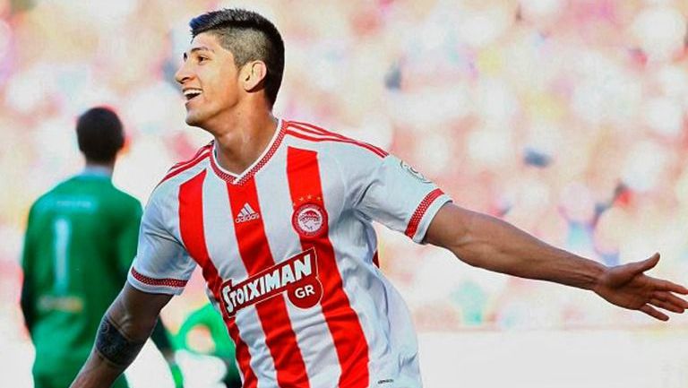 Pulido festeja un gol con Olympiacos