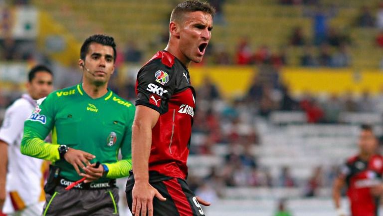 Gonzalo Bergessio reclama durante un juego del Atlas por Copa MX