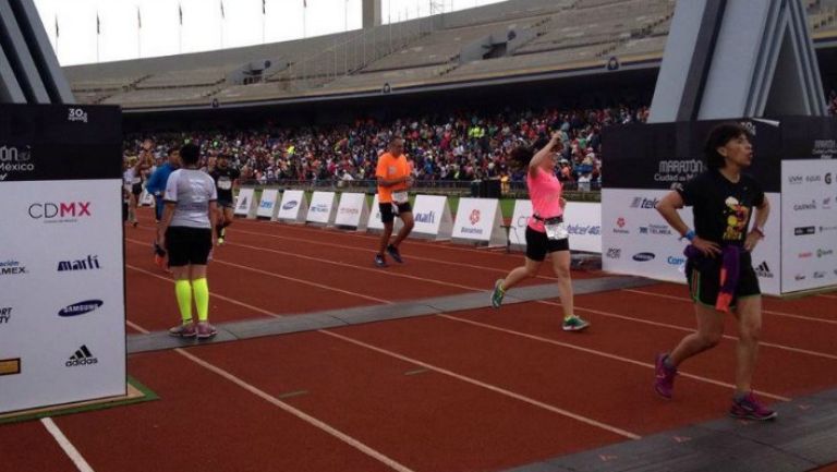 Participantes llegan a la meta en el Maratón 2016