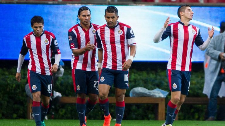 Futbolistas de Chivas celebran el gol de Brizuela