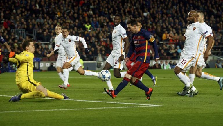 Messi bombea el balón en el juego contra la Roma