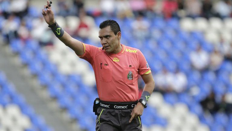 Marco Antonio Ortiz durante un partido de Liga MX