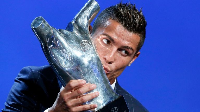 CR7 besa el trofeo del mejor jugador de la UEFA