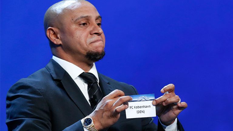 Roberto Carlos durante el sorteo de Champions League