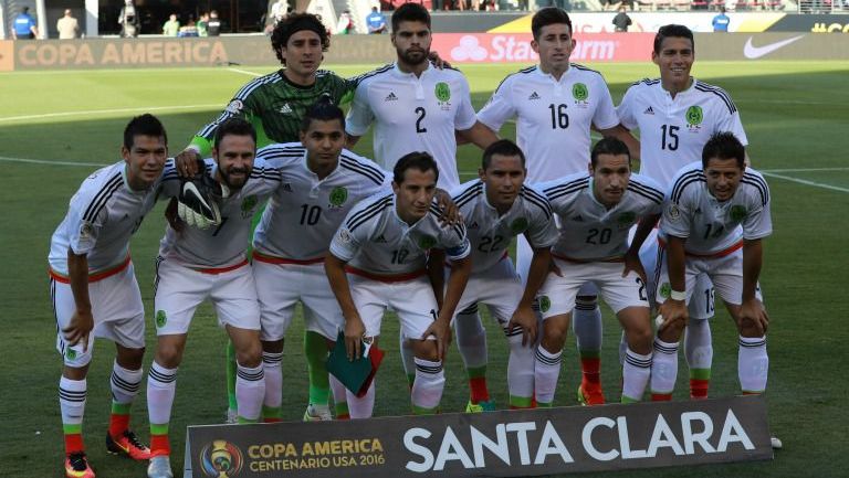 La Selección Mexicana posa para la foto en un partido de CA