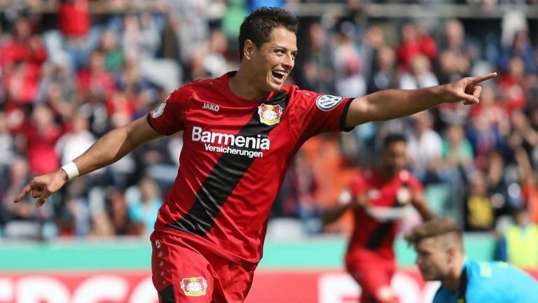 Javier Hernández festeja un gol con Leverkusen