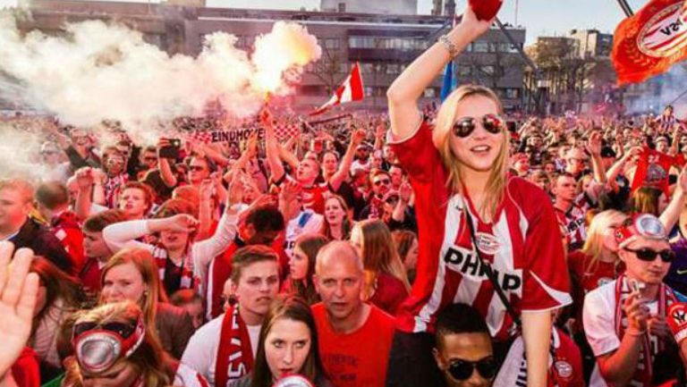 Los aficionados del PSV en una plaza apoyando a su equipo