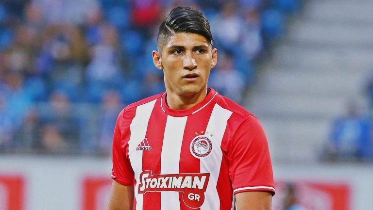 Alan Pulido en partido con Olympiacos