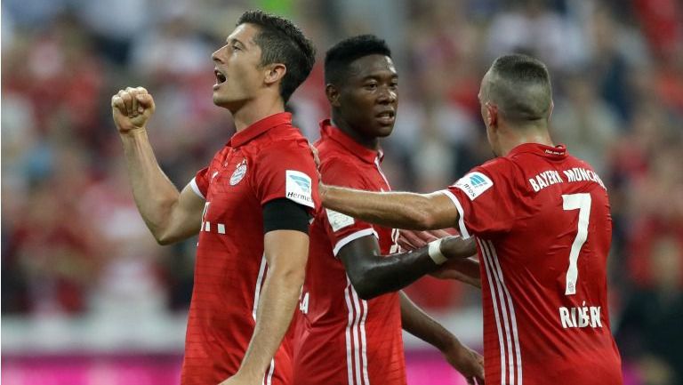 Lewandoski celebra uno de sus tres goles con el Bayern Munich