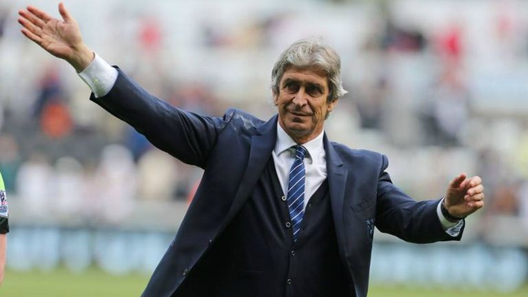 Pellegrini saluda a la afición del City en su paso por Premier