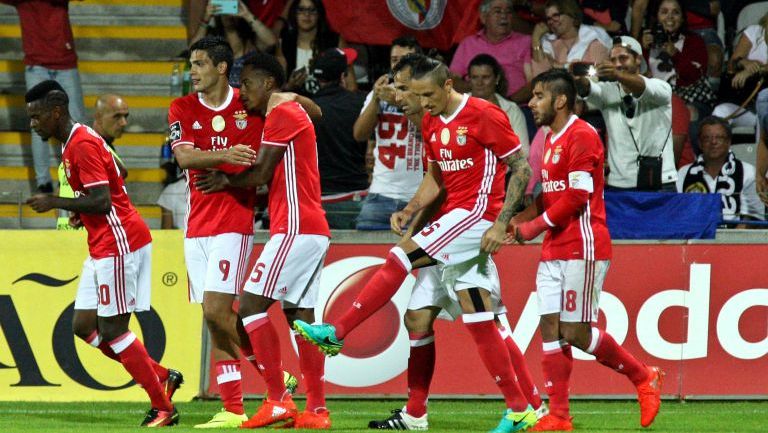 Jiménez festeja el tercer gol del Benfica