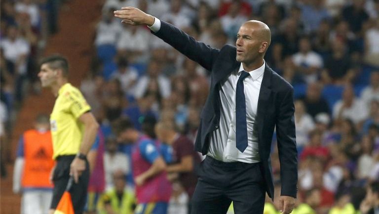 El francés Zinedine Zidane da una indicación técnica durante el juego