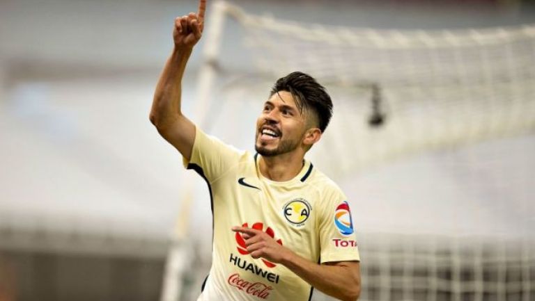 Oribe Peralta festeja un gol con las Águilas